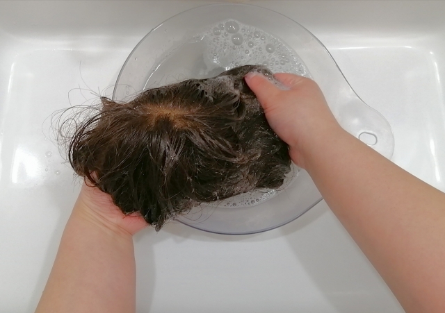手洗い中のウィッグ