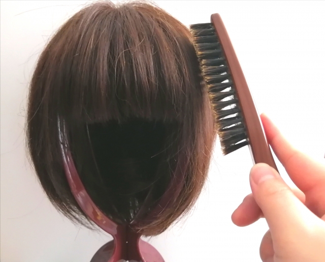 ウィッグのブラッシング